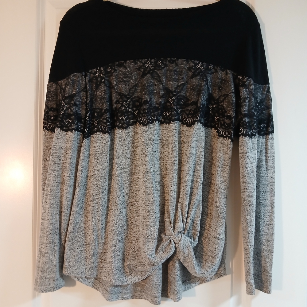 ☀️3 For $15 Maurices Black and Gray Lace Blouse